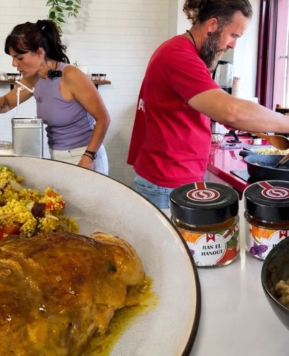 Sabor árabe en casa: cuscús de verduras, hummus especiado y pollo al Ras el Hanout
