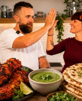 Pollo Tandoori con Pan Naan Casero y Chutney Verde